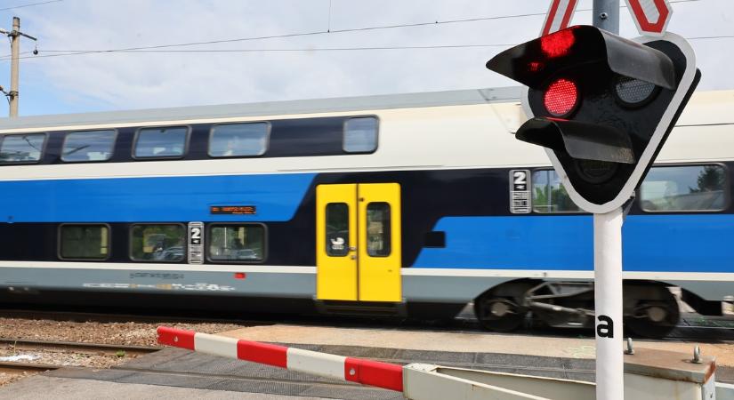 Súlyos vonatbaleset Sajóivánkánál: a sínekre hajtott egy autó, egy gyerek is a kocsiban ült