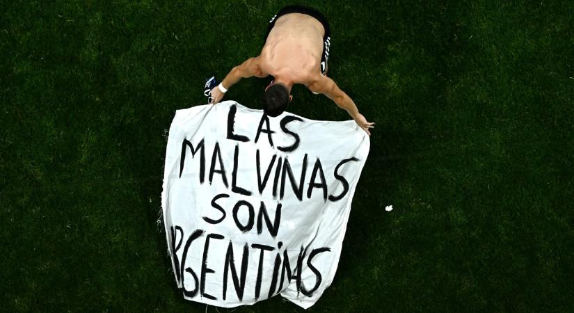 Vizsgálódik a FIFA az argentinok provokatív feliratú molinója ügyében