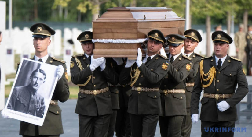 Katonai tiszteletadás mellett Kijevben újratemették Jevhen Konovalecet, az Ukrán Nacionalisták Szervezete vezetőjét