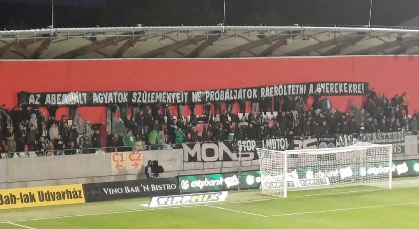 Az aberrált agyatok szüleményeit ne próbáljatok ráerőltetni a gyerekekre! – üzenték molinójukon a Ferencváros szurkolói