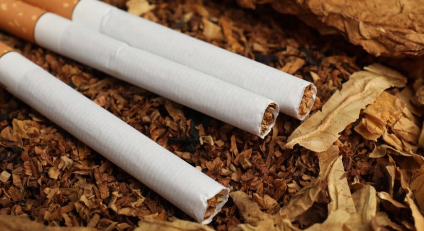 Adóemelés előtt felhalmozzák készleteiket a dohányboltok