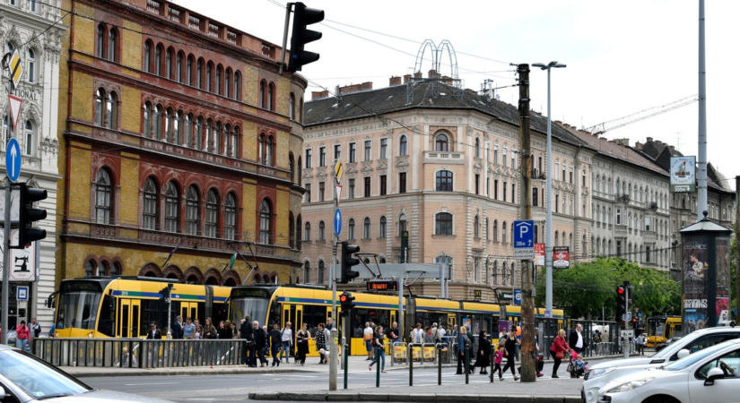 Brutális erővel tarolta le a Blaha Lujza téri villamosmegállót egy autós – Vétlen fiatal nőt vittek kórházba a mentők – fotón a pusztítás