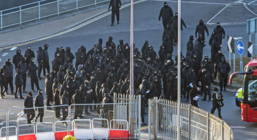 Feketébe öltözött, maszkos tüntetők bénították meg a doveri kikötőt