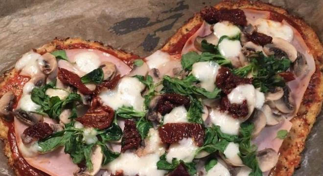 Egészséges pizza szerelmes hangulatban