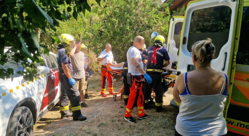 Csapatmunkával, az ablakon át mentettek ki egy idős férfit Köveskálon ( fotók)