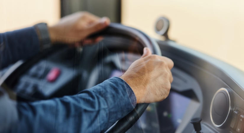 Felfüggesztett börtönbüntetést kér az ügyészség a buszsofőrre, aki ezt tette az utasával