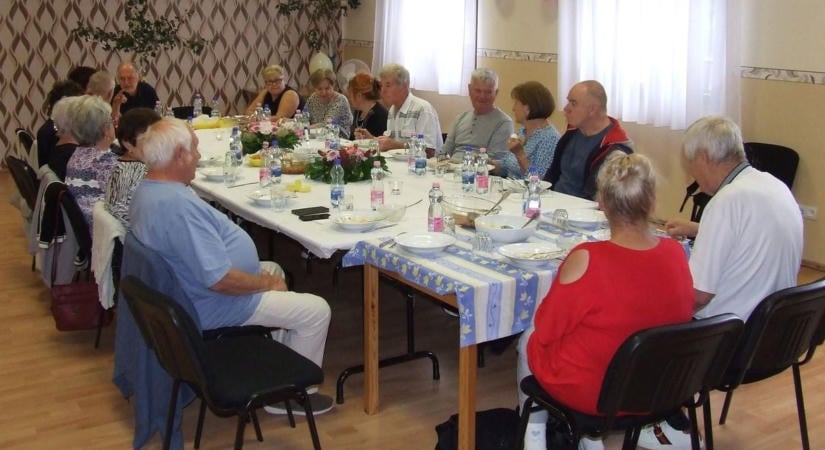 61 év után újra összeállt az osztály: 75 évesen találkoztak egykori iskolájukban
