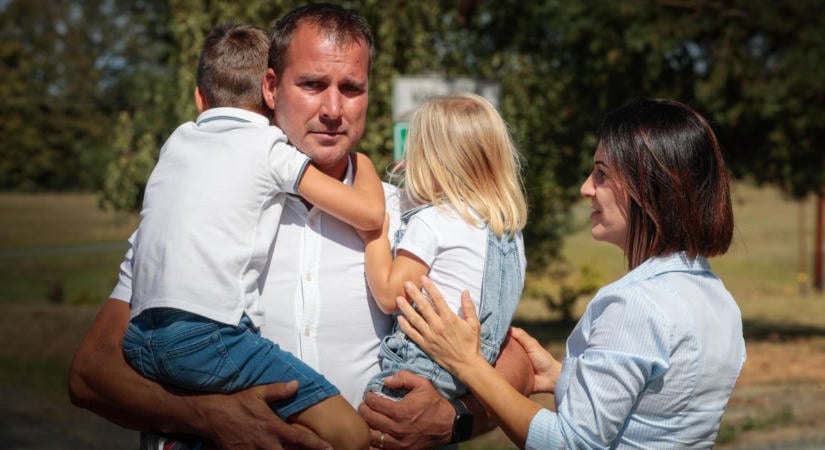 Szívszorító ölelés helyett üvegfal - Így találkozott a két gyermeke a börtönben édesapjukkal