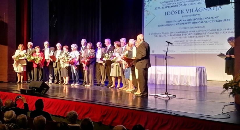 Csodás jubileum: megállt a pillanat a hevesi ünnepségen, amikor kihívták a házaspárokat – videó