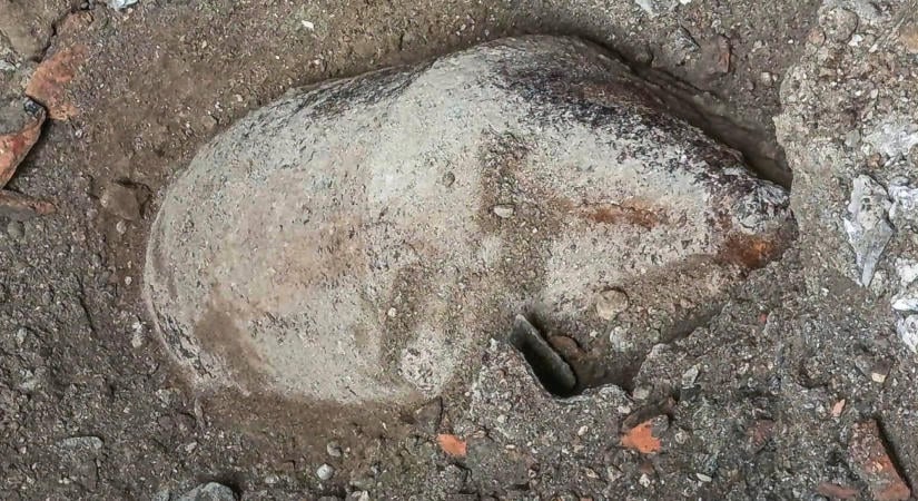 Száz kilós rombolóbombát találtak a Belvárosban – képek