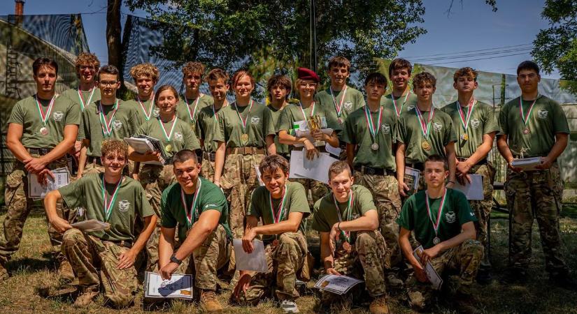 Ez a kitüntetés csak a legjobbnak jár: gazdára talált a vörös barett