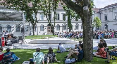 Beck Zoli, Kollár-Klemencz és Ferenczi György is érkezik: Különleges esti programok a PIM kertjében