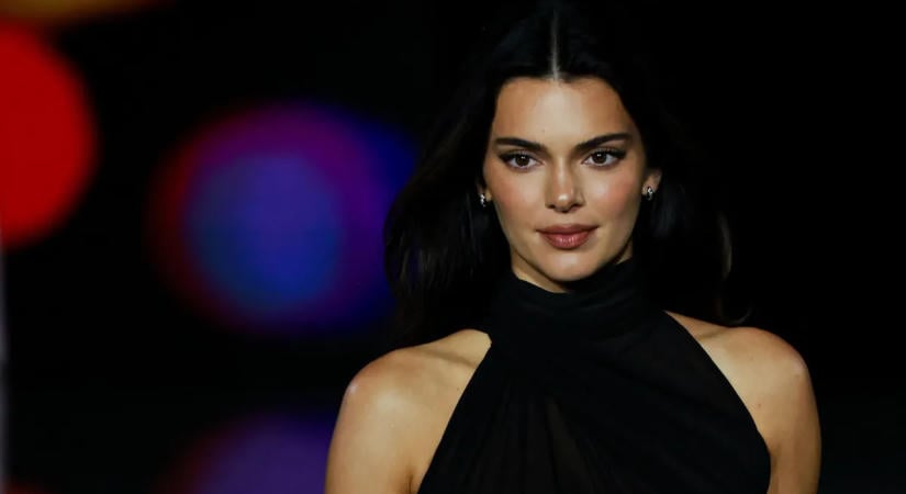 Kendall Jenner lélegzetelállító ruhában nyitotta a párizsi divathetet: így vonultak a sztárok az Eiffel-toronynál – galéria