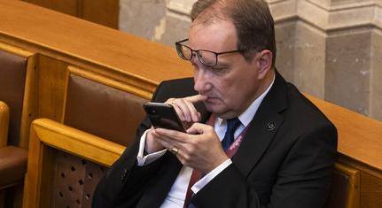 Hoppál Péter visszalépett, mégsem lesz Komló díszpolgára