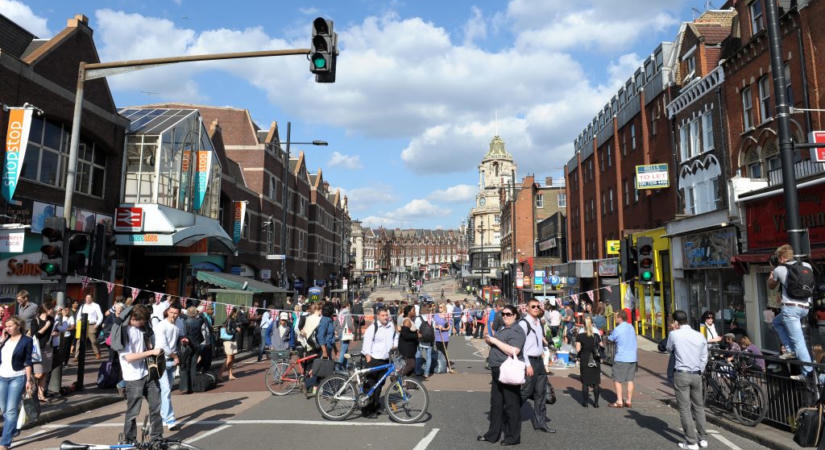 Lelőttek egy 25 éves férfit Londonban, egy kocsma előtt