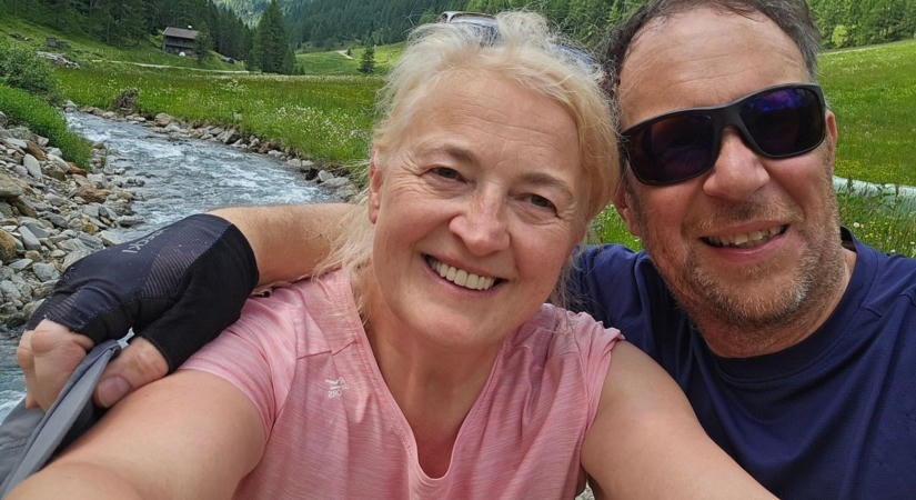 Elképesztő: Látássérült társát segíti át gyalog az Alpokon