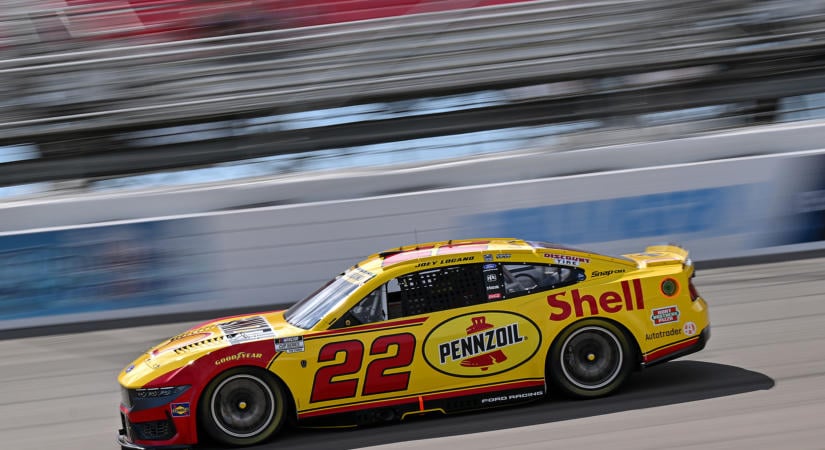 Az anyatermészet továbbra is pikkel a NASCAR-ra, Logano ölébe hullott kansasi pole