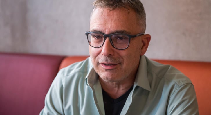 Nem úszta meg Sváby András, A legjobb ajánlatban is énekelnie kellett