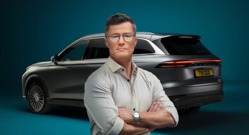 Alig látszik sérülés Stohl András autóján, miközben a Suzuki eleje csúnyán összetört – mi áll a háttérben?