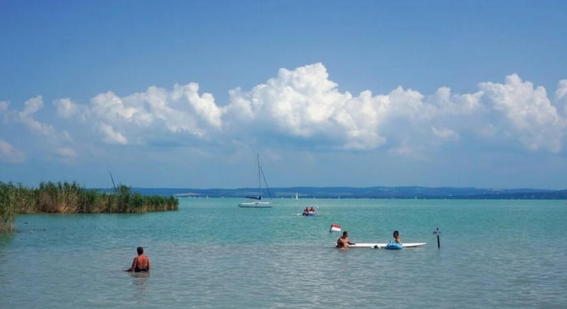 Egy hét alatt közel 6 Celsius-fokkal csökkent a Balaton vizének hőmérséklete