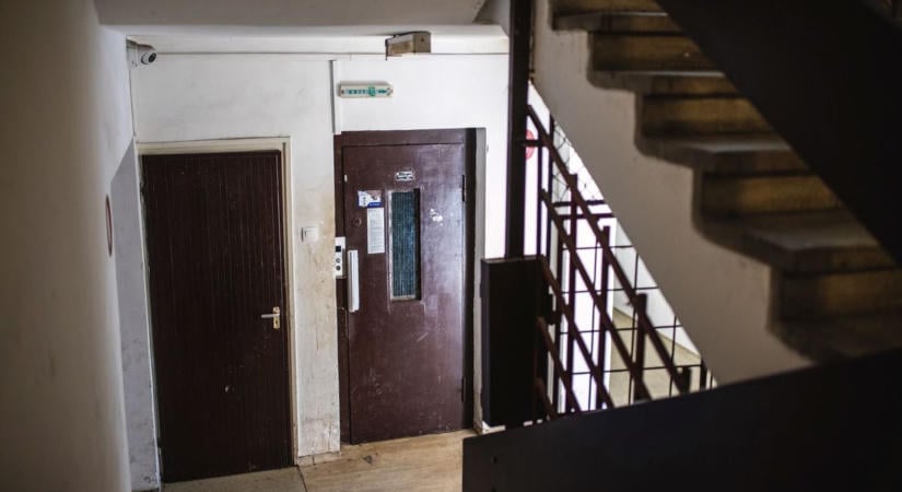 Két ember és egy kutya esett csapdába egy debreceni lépcsőházban