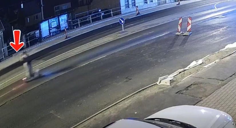 Hatalmas zakó lett az ittasan rollerezés vége Egerben: videón a két tinédzser lány esése