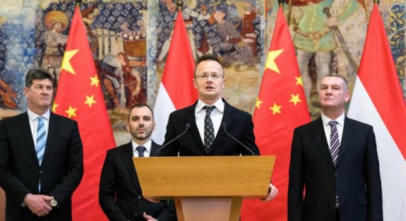 Szijjártó Pétert a BYD-s karrierváltásáról hallgatná meg a parlament