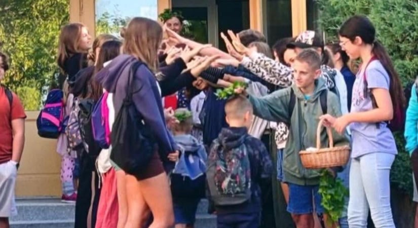 Mi történik valójában egy Waldorf-órán? Most bárki megnézheti, hogyan tanítanak