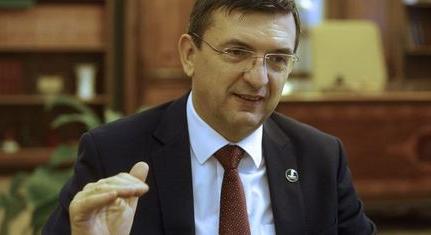 Leveszi a tábláról Domokos Lászlót a Fidesz