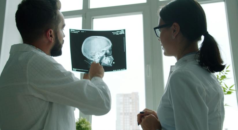 Mindenki azt hitte, hogy stroke-ja van az újságírónak, pedig sokkal furább volt a helyzet