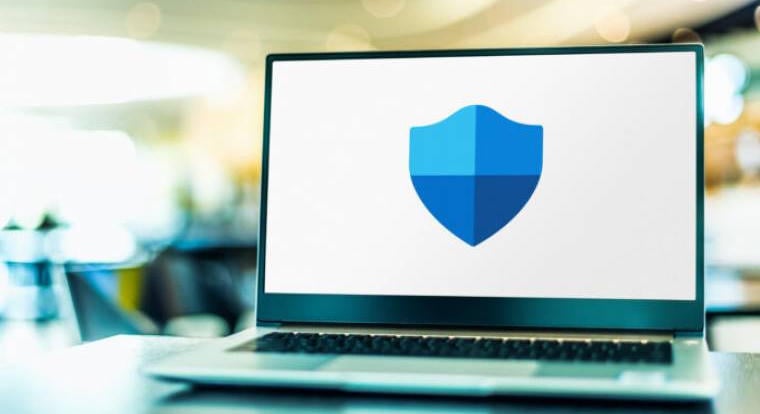 A Windows 11 azzal riogat, hogy ki van kapcsolva a Defender, de ez megint csak egy bug