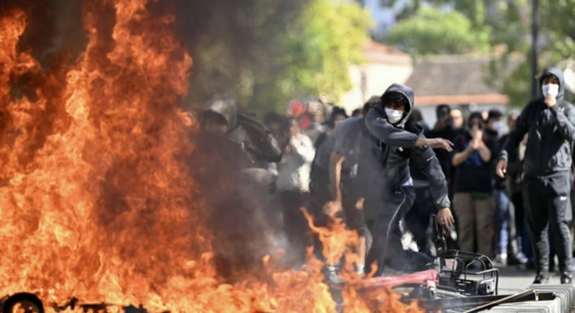 Erőszakba torkolltak a francia diáktüntetések, mintegy 400 iskola zárhat be pénteken