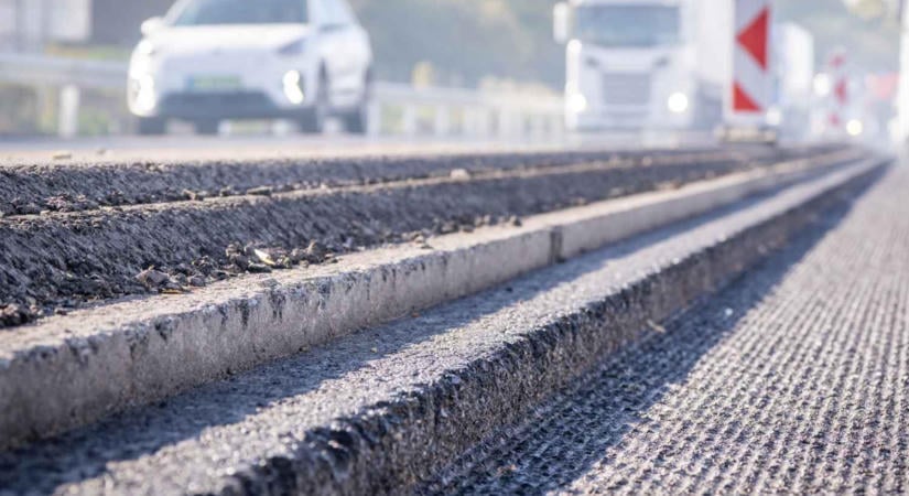 Így néz ki az M1-es 32 centi vastag új aszfaltja