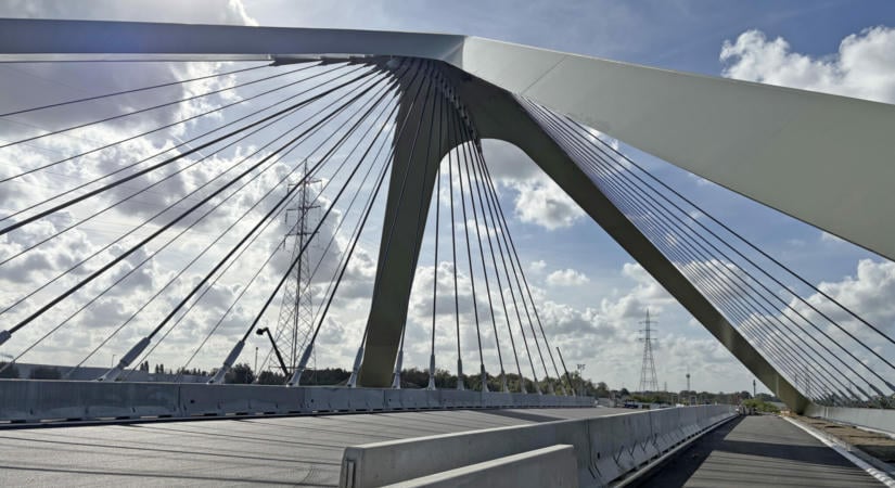 55 méter széles híd lett Gent északi kapuja