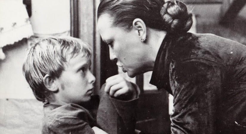 AZ ÁRVÁCSKA HÁTTERE, AVAGY EGY ÖRÖK ÉRVÉNYŰ FILM AZ EMBERI MÉLTÓSÁGRÓL