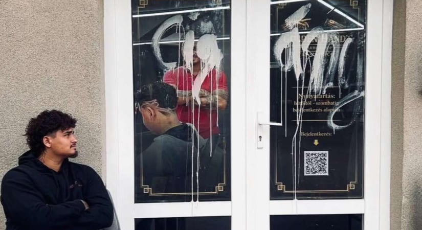 „Cigány” – festették a feliratot egy győri fodrász kirakatára, szolidaritási hullám indult mellette
