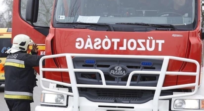 Kigyulladt egy autó Kápolnásnyéken