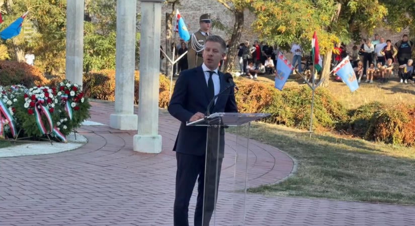 Magyar Péter Gyulán emlékezett meg az aradi vértanúkról és a poloskázásról: „A miniszterelnöki hivatal nem jutalom”