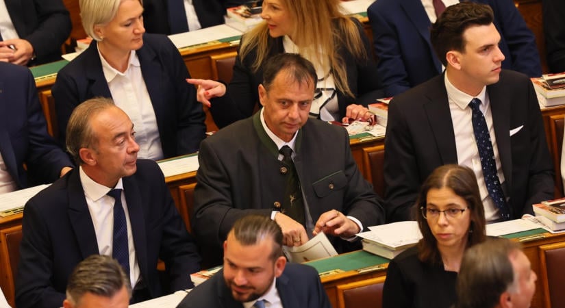 Vizsgálatot indítottak a luxusvadászatok miatt Kaprinyák Tibor ellen – távol marad a parlamenttől, míg le nem zárul