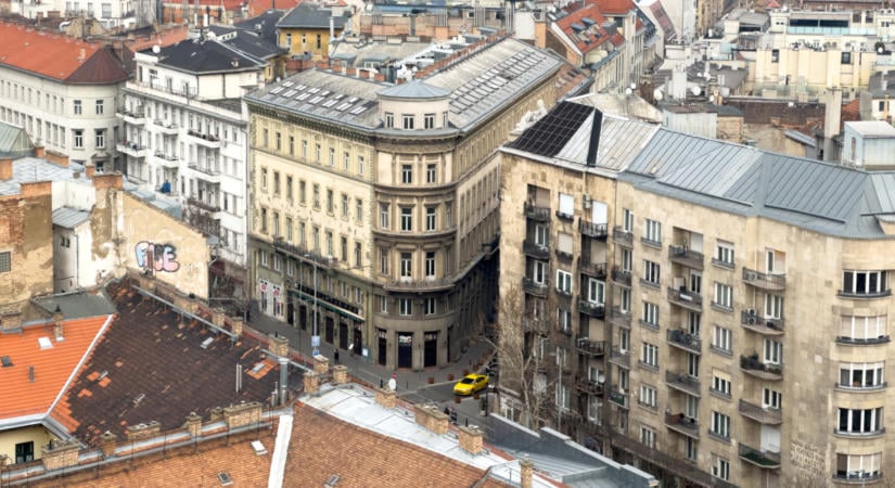 Jön a várva várt fordulat a budapesti lakáspiacon: karnyújtásnyira az olcsó lakhatás, tömegek álma válik valóra