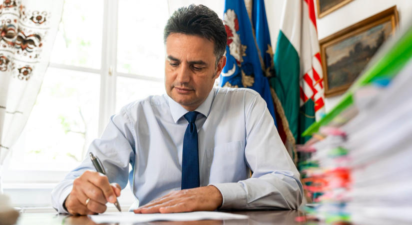 A miniszterhez fordult Márki-Zay Péter a nem szűnő ATEV-bűz miatt