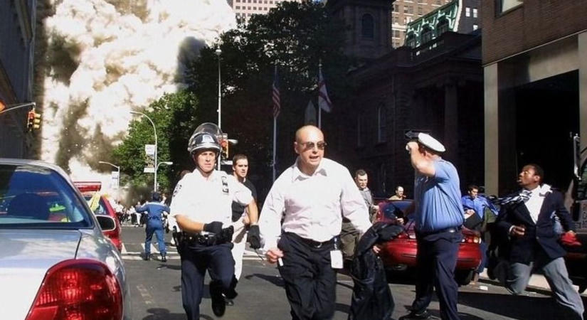Emberek zuhantak le a tetőről, pánik, félelem – aki átélte a szeptember 11-i terrortámadást (videó)