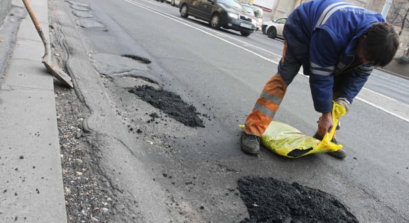 Hiába a rengeteg autópálya: döbbenetes állapotban vannak a magyar utak, ezermilliárdokat kellene még rákölteni