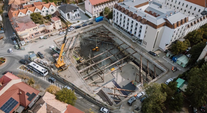 Látványosan halad a marosvásárhelyi mélygarázs építése (VIDEÓ)