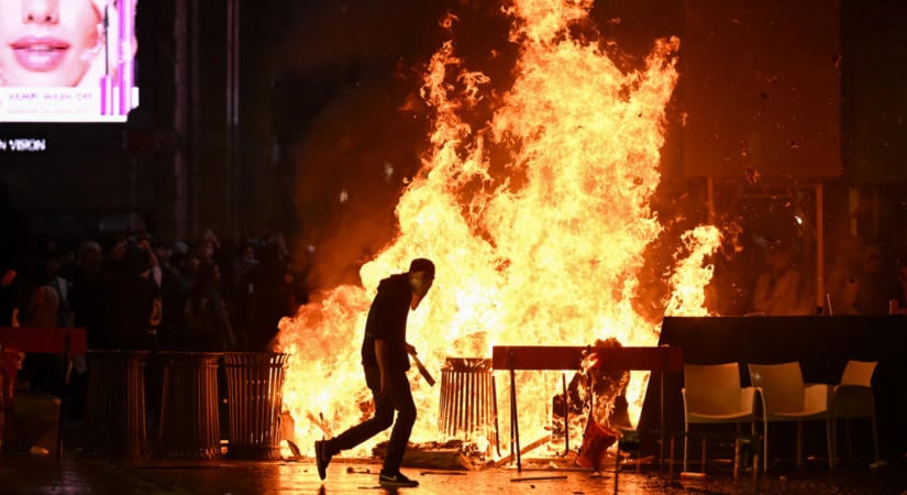 Csatatérré változott Milánóban a dóm előtti tér tüntetők és rendőrök összecsapásai miatt
