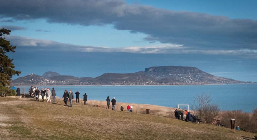 Erdő által elnyelt kolostor és a sárkány lehelete az őszi Balatonnál