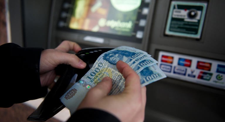 Belenyúl a kormány a bankolásba, háromszorosára nő az illetékmentes utalási limit