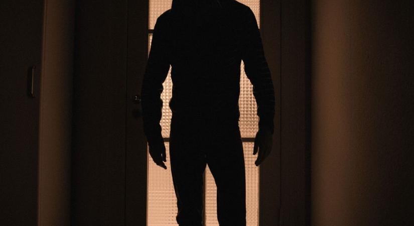 Vérfürdő a Jászságban: fémrúddal verte, majd fejbe lőtte haragosait a megvadult támadó