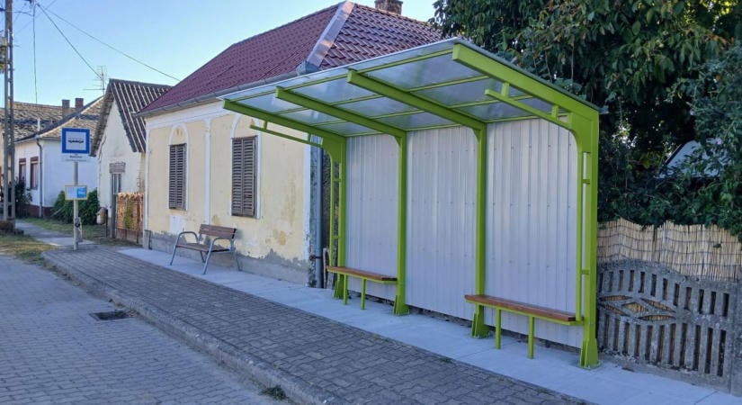 Nem vártak tovább, megcsinálták maguk – új köntösbe bújt a buszmegálló is