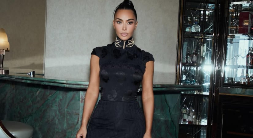 Mutatjuk, ebben a Balenciaga dressben idézte meg Kim Kardashian Elizabeth Taylort